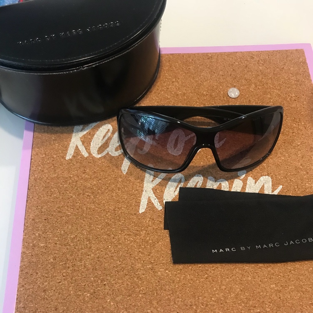 MARC JACOBS SUNGLASSES 🕶😎